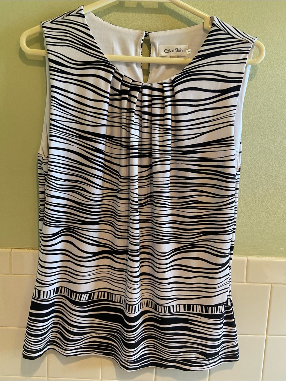🩷Calvin Klein Black & White Wavy Stripe Sleeveless Pleat Front Tank Top Size M